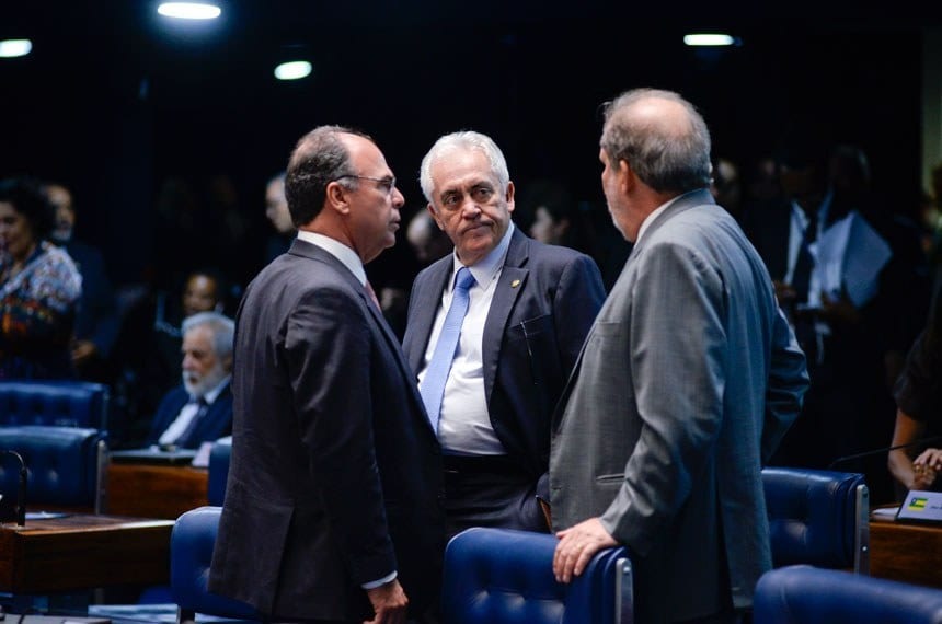 O senador Fernando Coelho Filho (esquerda) apresentou na noite de ontem o relatório - Foto: Jefferson Rudy/Agência Senado