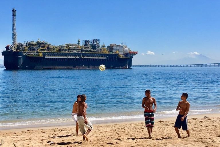 FPSO P-67 na Baía de Guanabara. (Foto: Michelle Hervé)