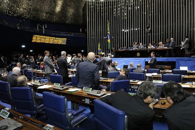 Senadores analisam a proposta que estabelece o voto aberto em todas as decisões do Legislativo (PEC 43/13). Foto: Waldemir Barreto/Agência Senado  