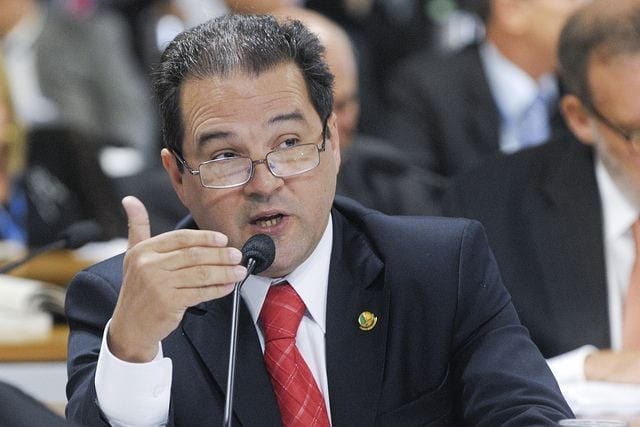 Senador Eduardo Lopes (PRB-RJ) durante reunião da Comissão de Constituição, Justiça e Cidadania (CCJ). Foto: Lia de Paula/Agência Senado