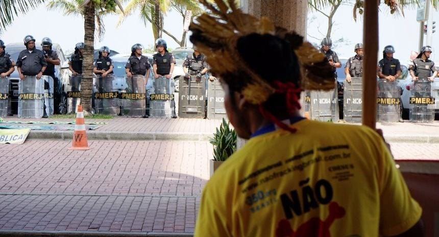 Protestos foram violentamente reprimidos no hotel onde o leilão era realizado . Foto: Kelly Lima