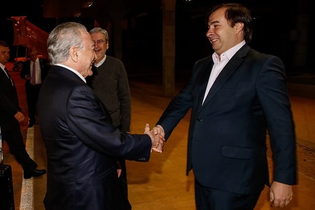 Chegada da viagem à China. Presidente da República, Michel Temer é recebido pelo presidente da Câmara, deputado Rodrigo Maia na base aérea de Brasília. Foto: Marcos Corrêa/PR