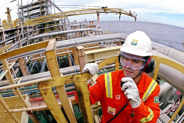 Funcionário da Petrobras na plataforma P-37, no campo de Marlim - Foto: Agência Petrobras 