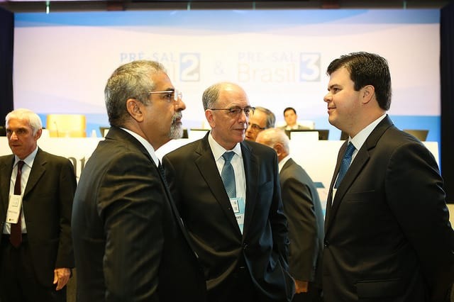 O secretário da Casa Civil do Rio de Janeiro, Christino Áureo (esquerda), o presidente da Petrobras, Pedro Parente (centro), e o ministro de Minas e Energia, Fernando Coelho Filho (direita), nos leilões do pré-sal em 2017 - Foto: Saulo Cruz/MME