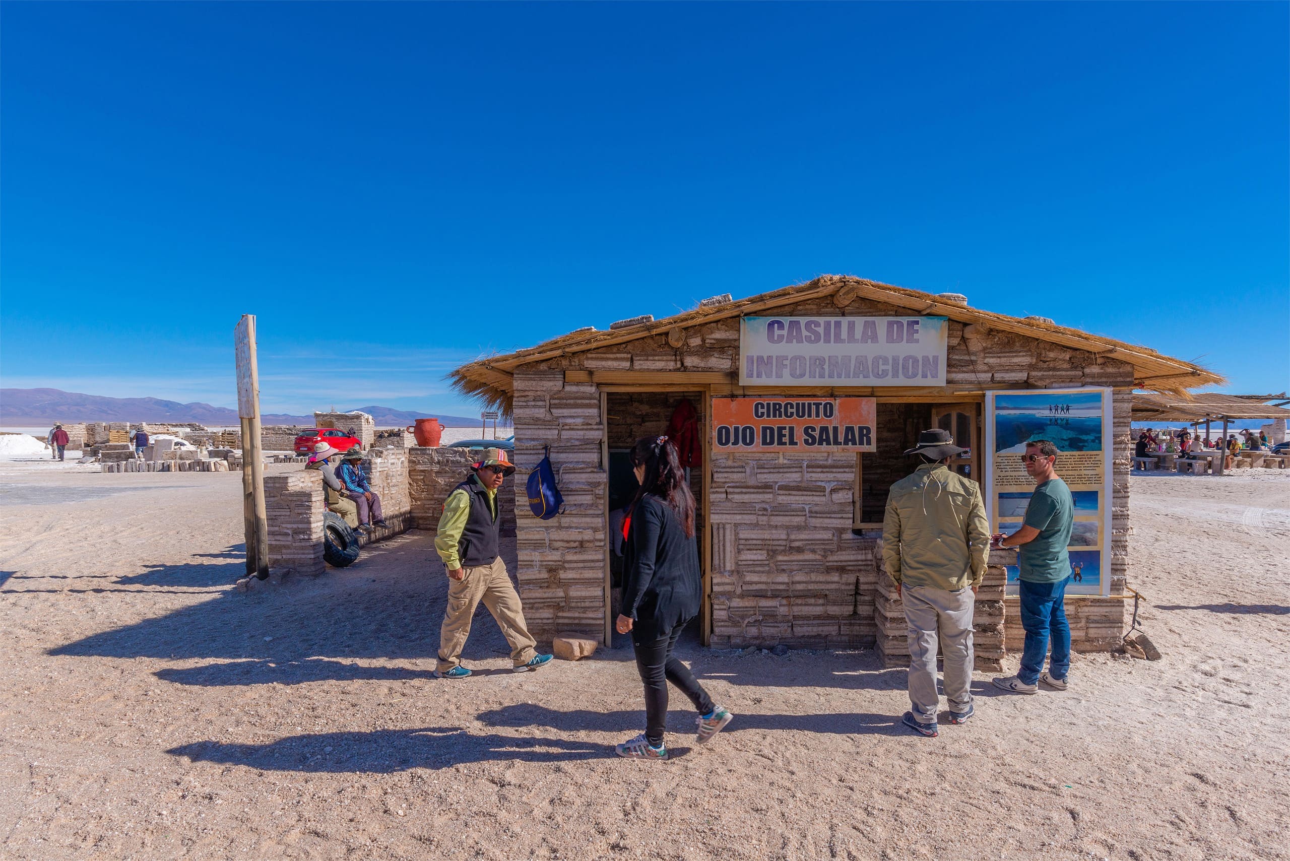 Centro de informações turísticas em Salinas Grandes, província argentina de Jujuy. Comunidades indígenas resistem à mineração de lítio devido aos potenciais impactos no abastecimento de água e no turismo (Foto: Wolfgang Diederich/Alamy)