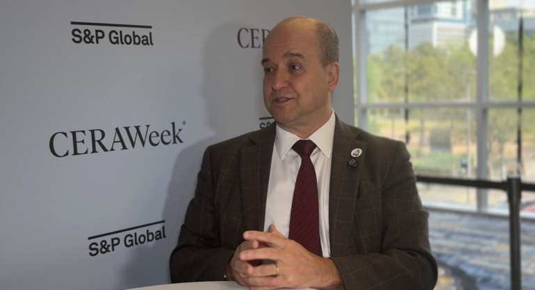 Roberto Ardenghy em entrevista ao estúdio eixos na CERAWeek 2026, evento da S&P Global em Houston, em 24 de março (Foto eixos)